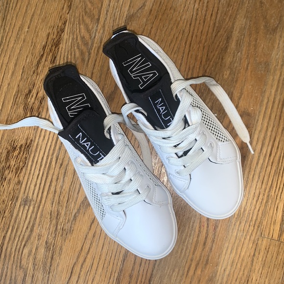 Nautica boys size 6 casual white & black leather sneaker. New, stylish 👟! - Picture 2 of 8